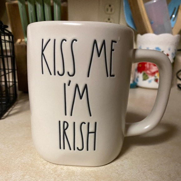 “Kiss Me I’m Irish” Rae Dunn Mug - Picture 1 of 4